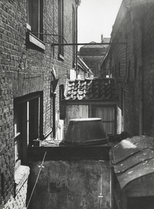 407204 Gezicht op de achterzijden van de huizen aan de De Kockstraat en de Brouwerstraat (Zeven Steegjes) te Utrecht.